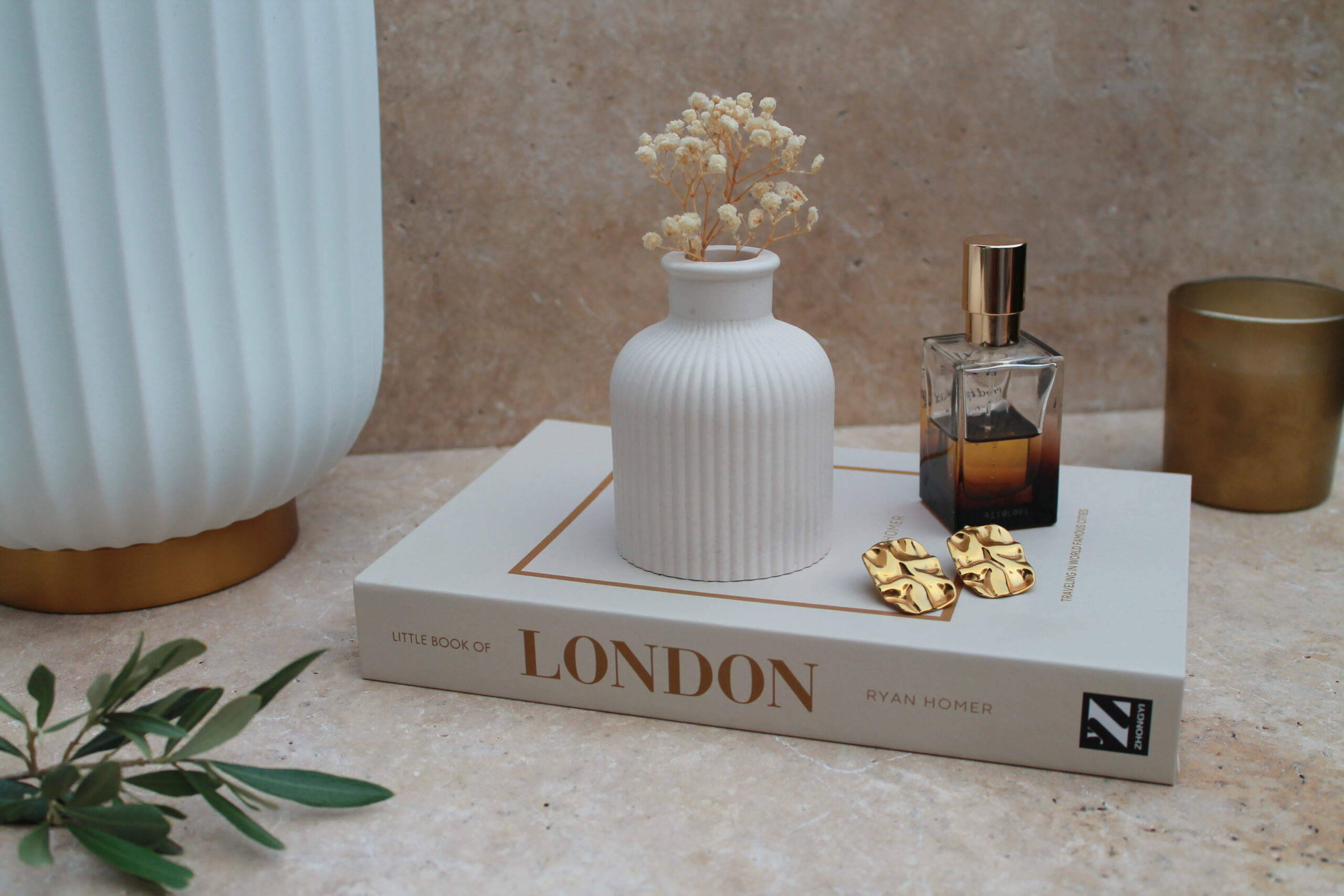 vase blanc galbe pierre minérale · mini vase design premium · vase sculptural artisanal · objet déco minéral salon · mini vase large. idée cadeau artisanal . fait main en France