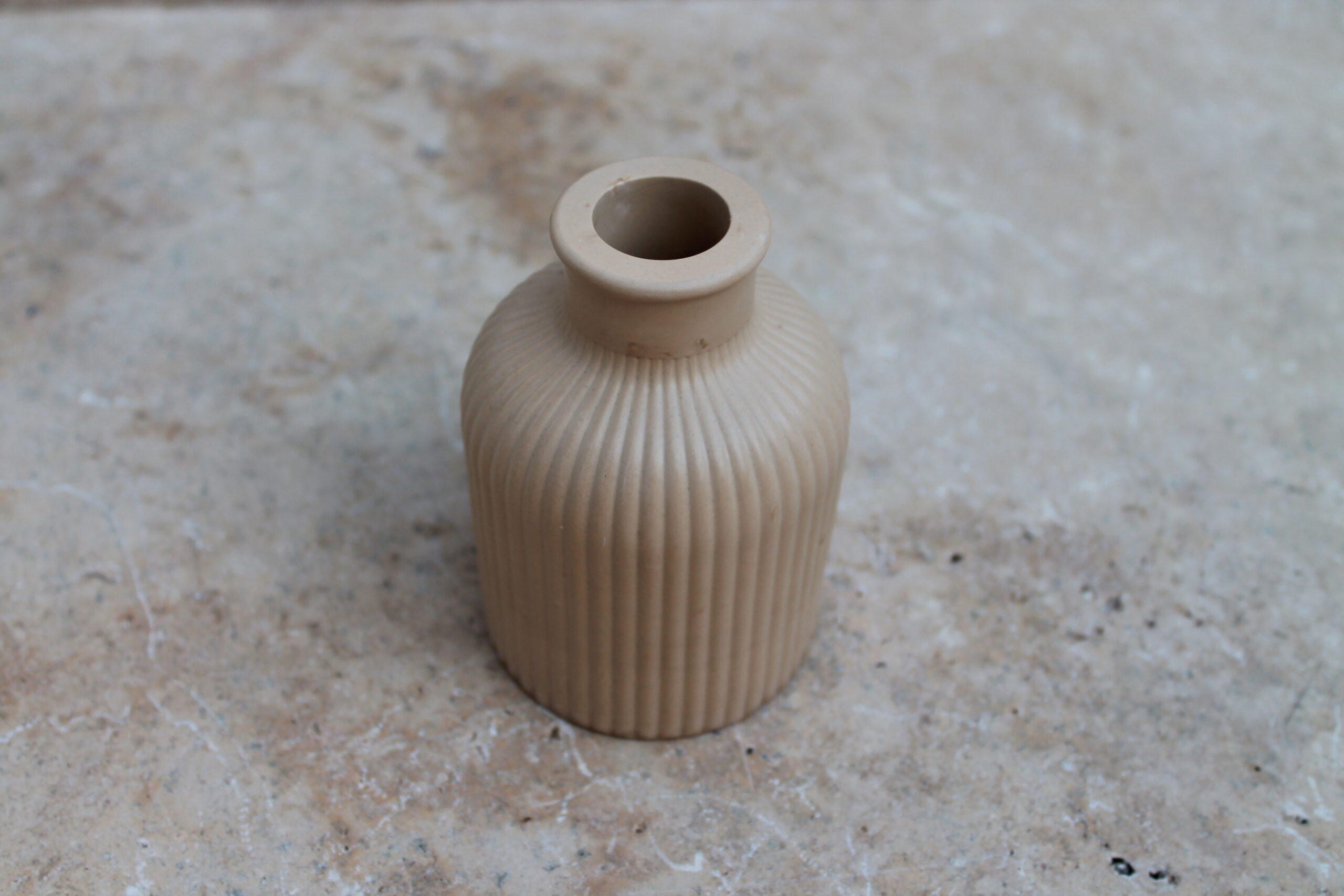 vase beige galbe pierre minérale · mini vase design premium · vase sculptural artisanal · objet déco minéral salon · mini vase large. idée cadeau artisanal . fait main en France