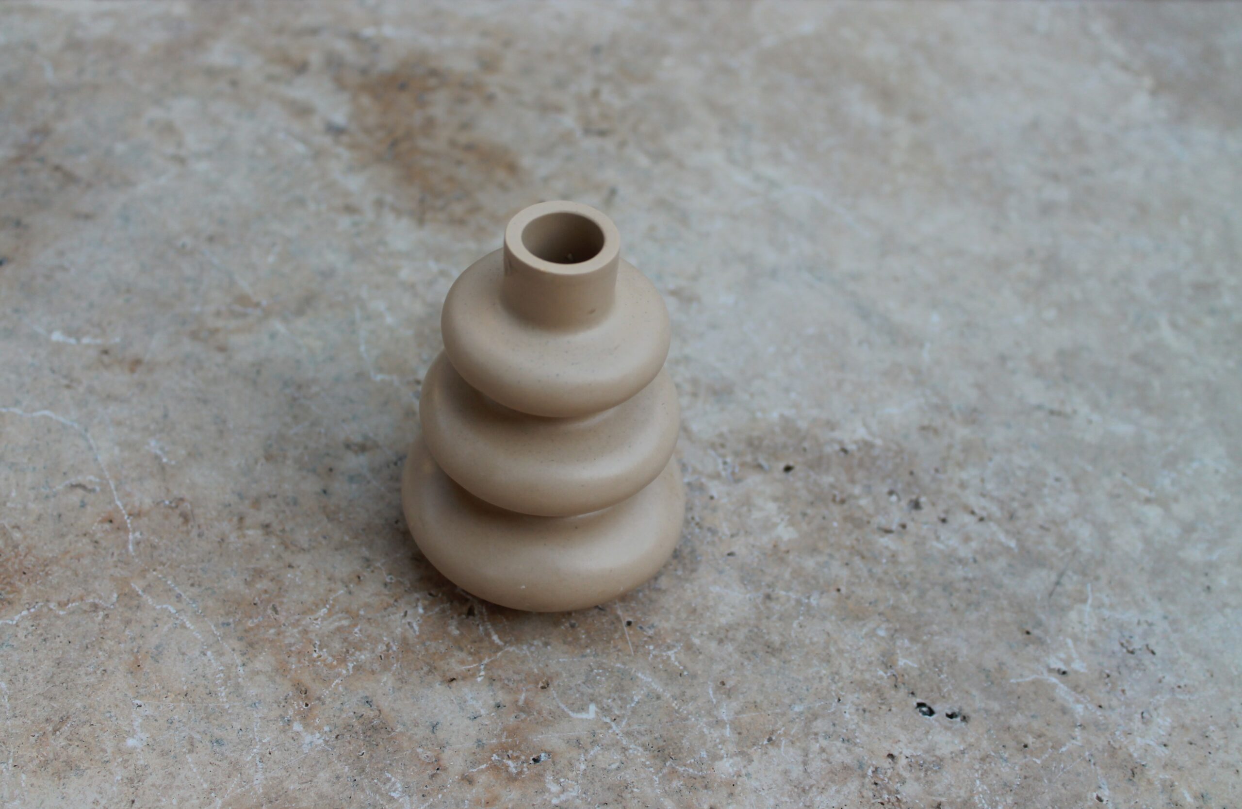 vase petit beige · vase bureau design · vase artisanal compact · vase fleurs séchées petit · vase pierre minérale, cadeau original