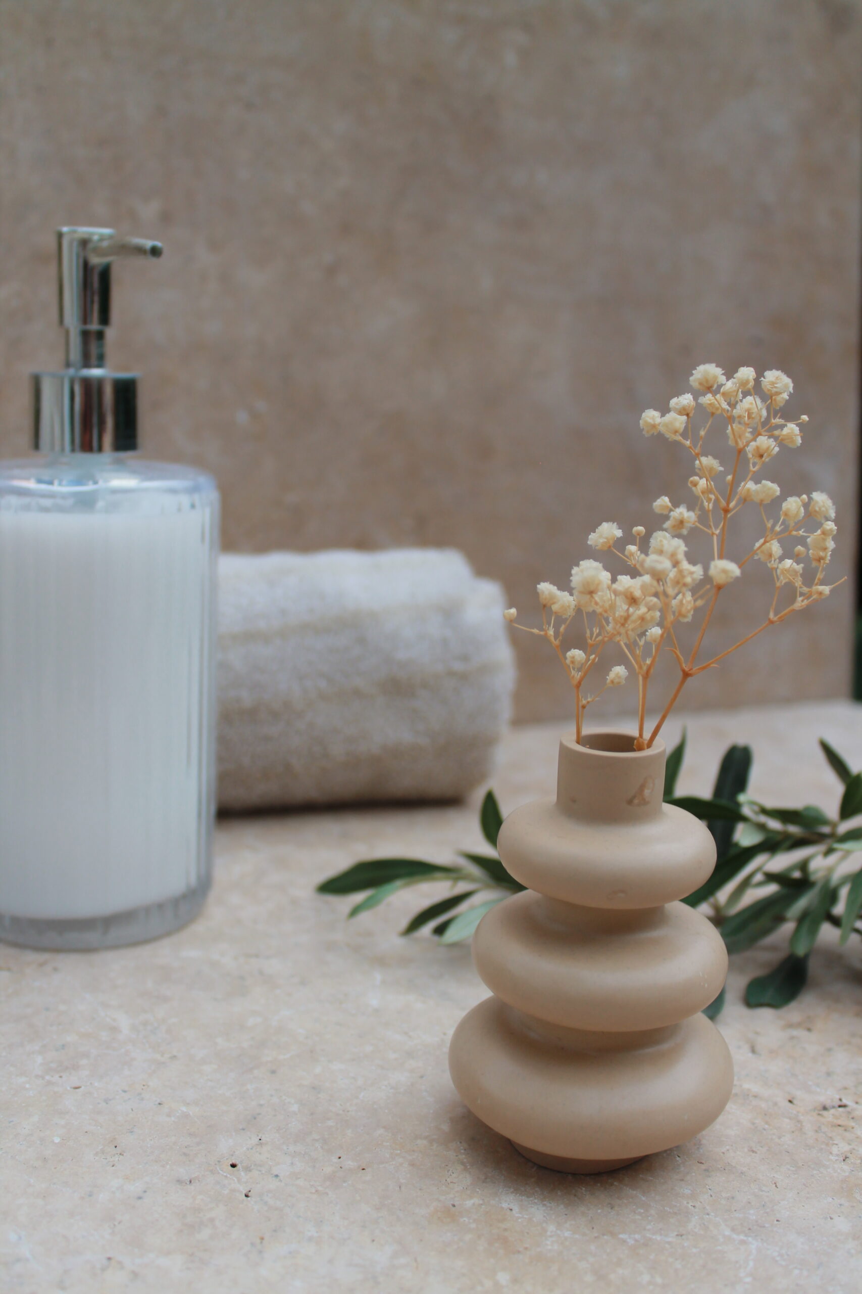 vase petit beige · vase bureau design · vase artisanal compact · vase fleurs séchées petit · vase pierre minérale, cadeau original