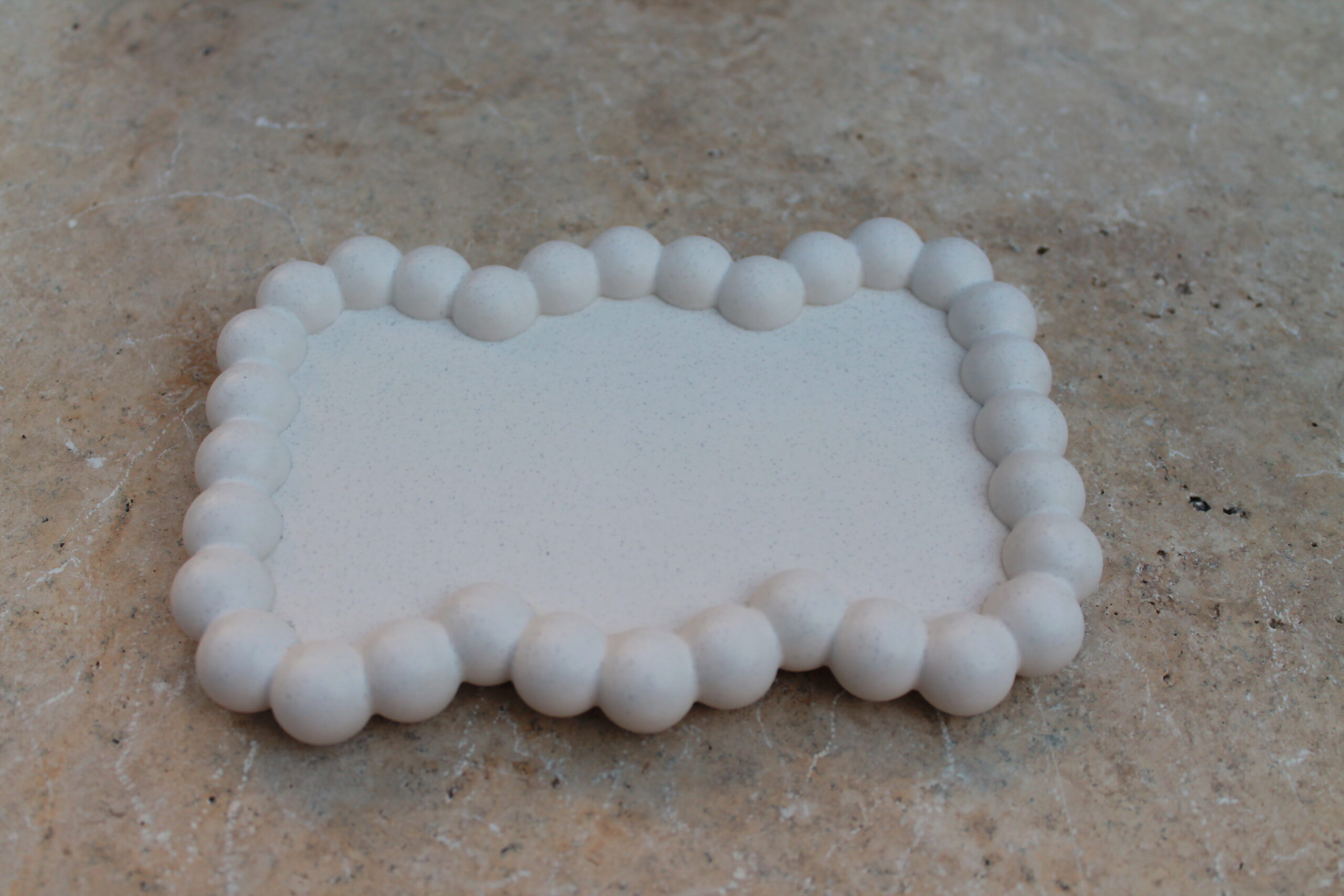Plateau à rebord blanc pierre minérale sur une coiffeuse — Maison Cholo
