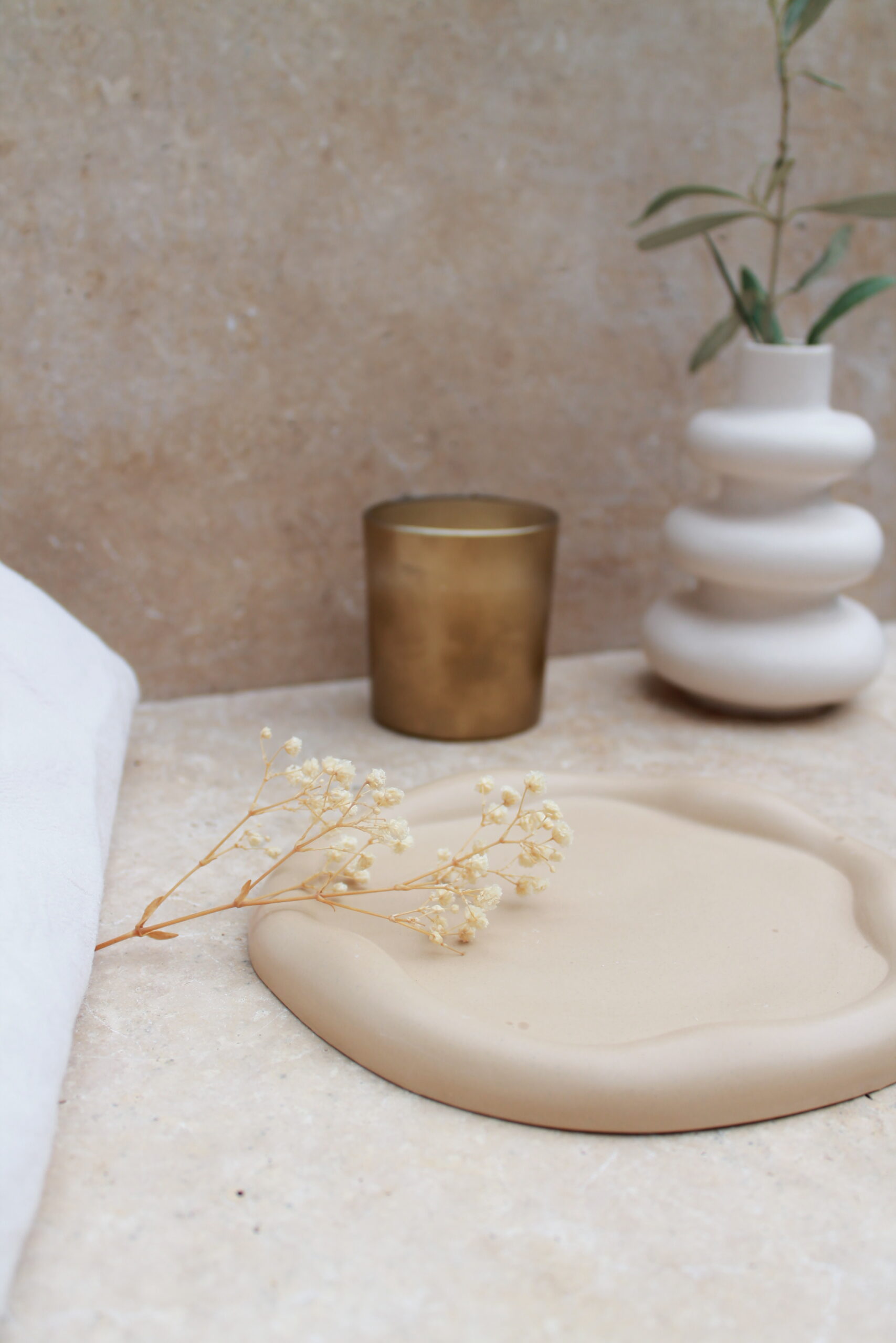 plateau forme nuage arrondi · plateau organique doux · vide-poche beige contours ronds · plateau salon minimaliste · objet déco design cadeau original