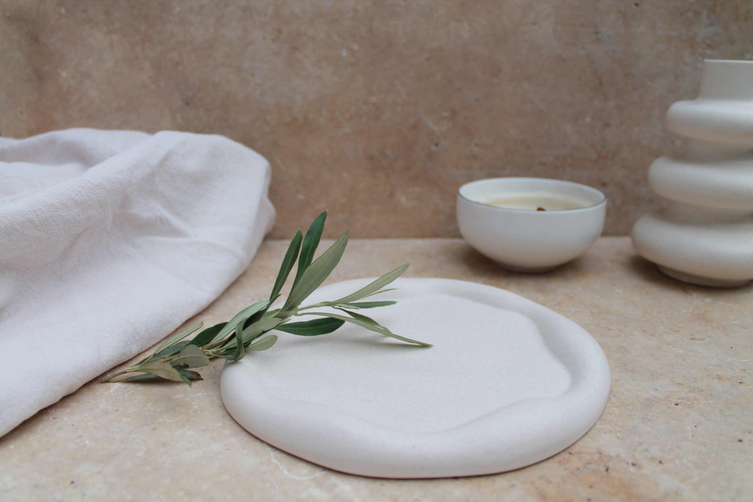 plateau forme nuage arrondi · plateau organique doux · vide-poche beige contours ronds · plateau salon minimaliste · objet déco design cadeau original