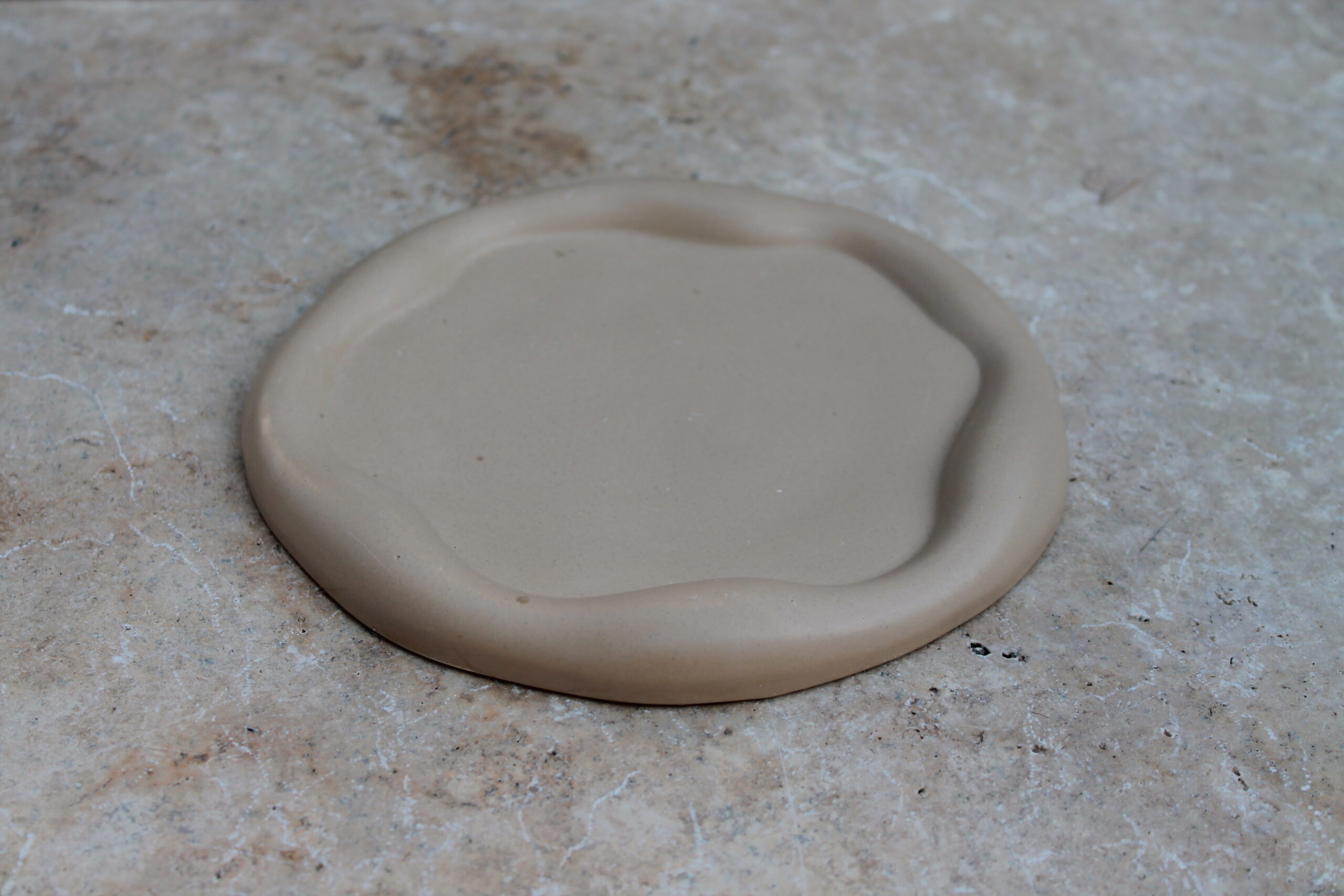 plateau beige forme nuage arrondi · plateau organique doux · vide-poche beige contours ronds · plateau salon minimaliste · objet déco design cadeau original