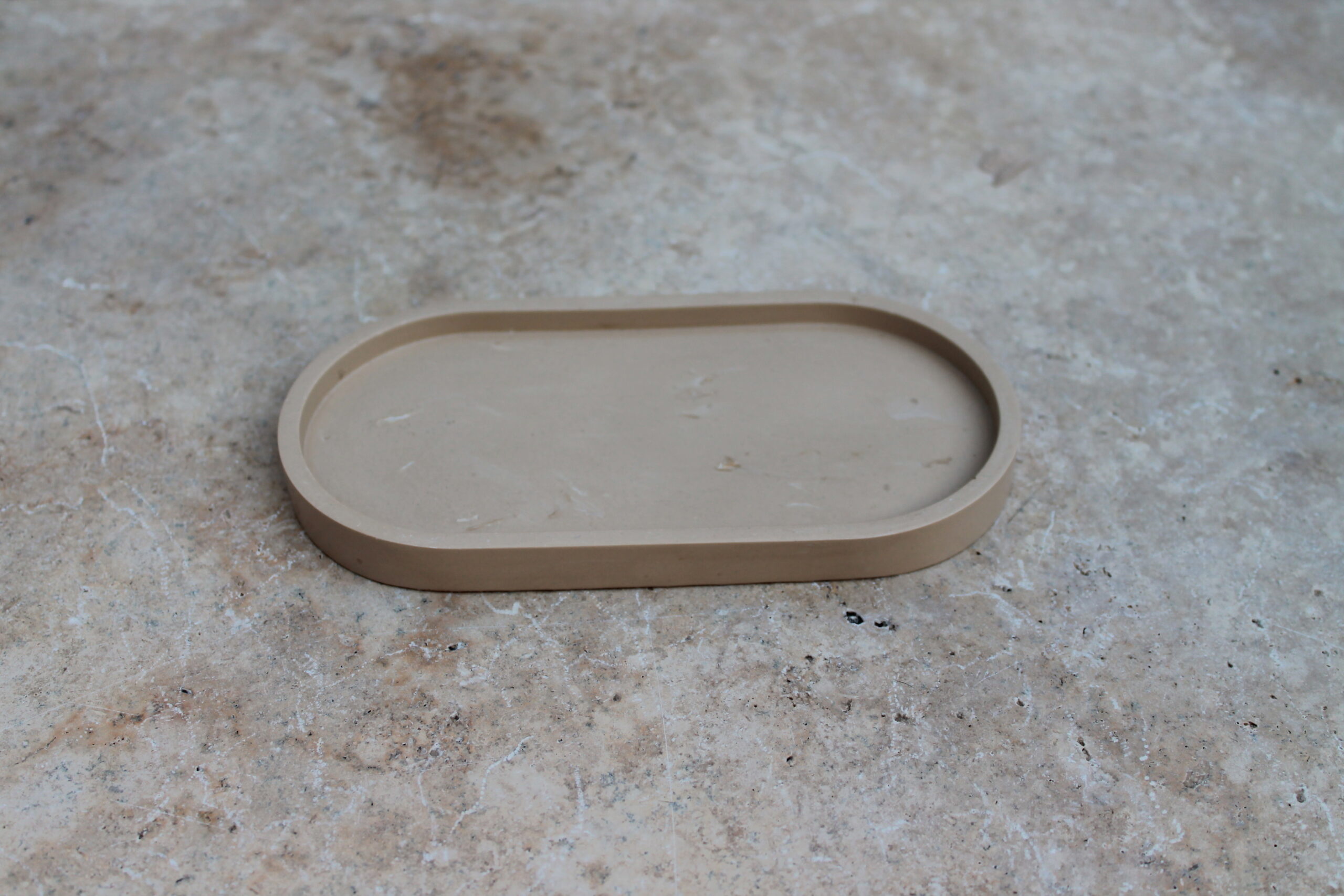 vide-poche ovale élégant · plateau allongé pierre · plateau salle de bain design · plateau rebord minimaliste · objet déco console