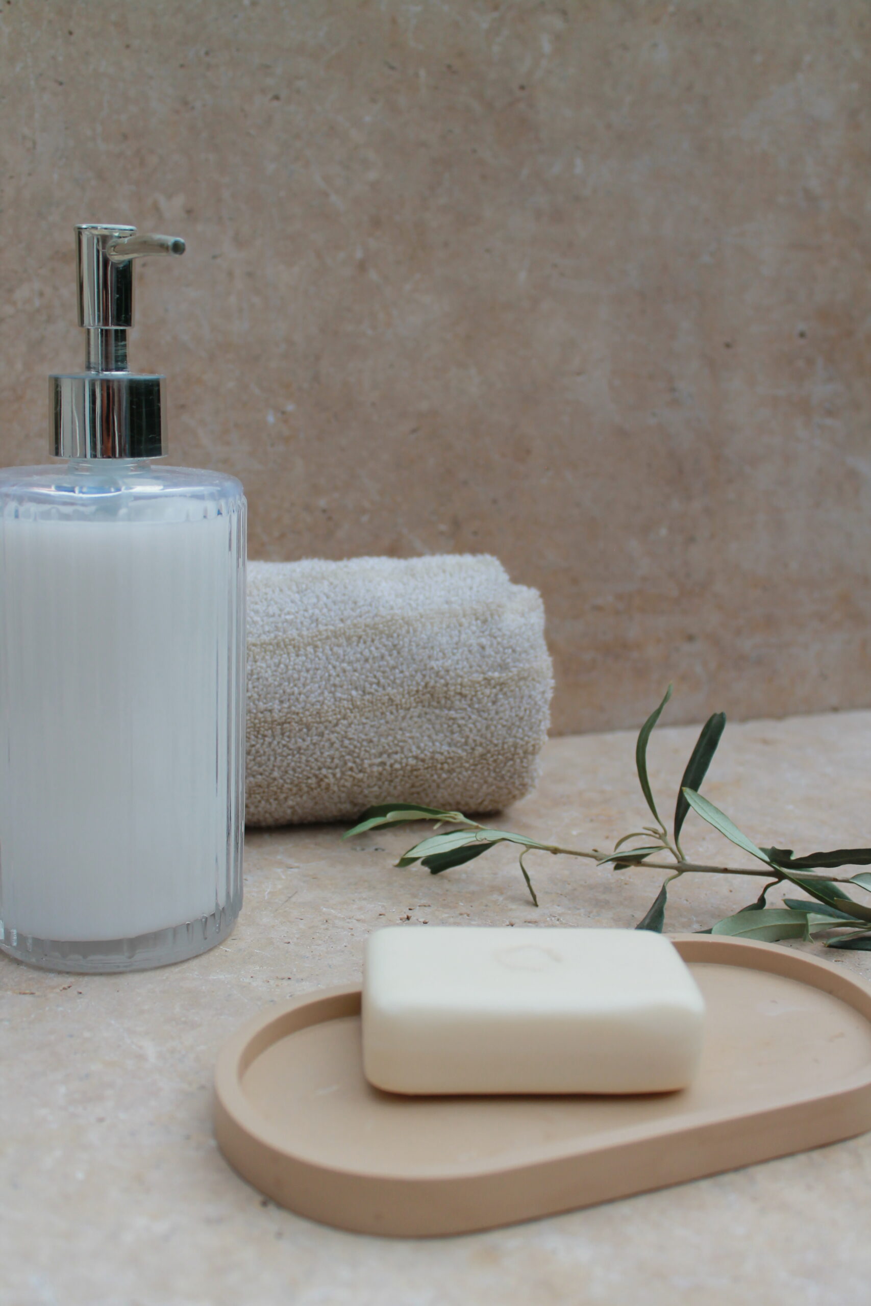 vide-poche ovale élégant · plateau allongé pierre · plateau salle de bain design · plateau rebord minimaliste · objet déco console
