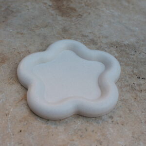 plateau fleur beige · vide-poche floral · plateau organique pétale · objet déco salon poétique · plateau artisanal fleur cadeau original handmade blanc