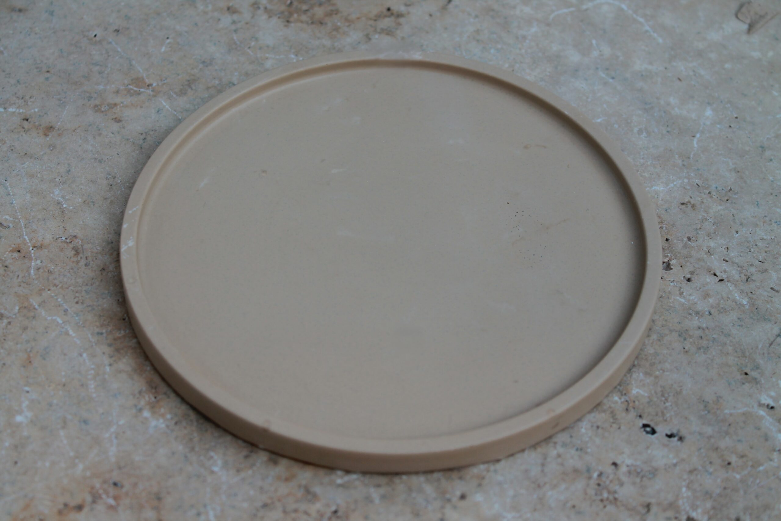 plateau rond beige · vide-poche rond minimaliste · plateau support bougie · plateau artisanal effet pierre · plateau déco salon