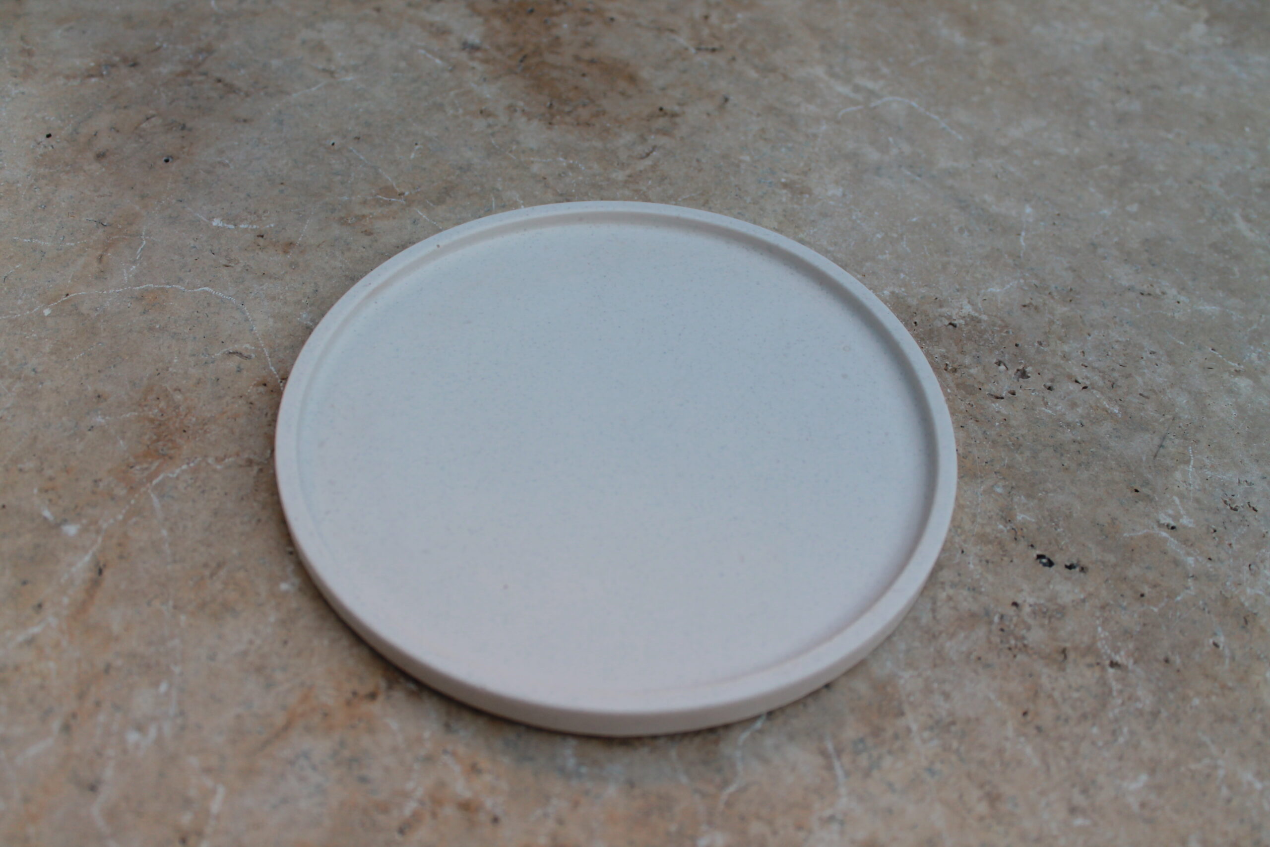 plateau rond blanc · vide-poche rond minimaliste · plateau support bougie · plateau artisanal effet pierre · plateau déco salon