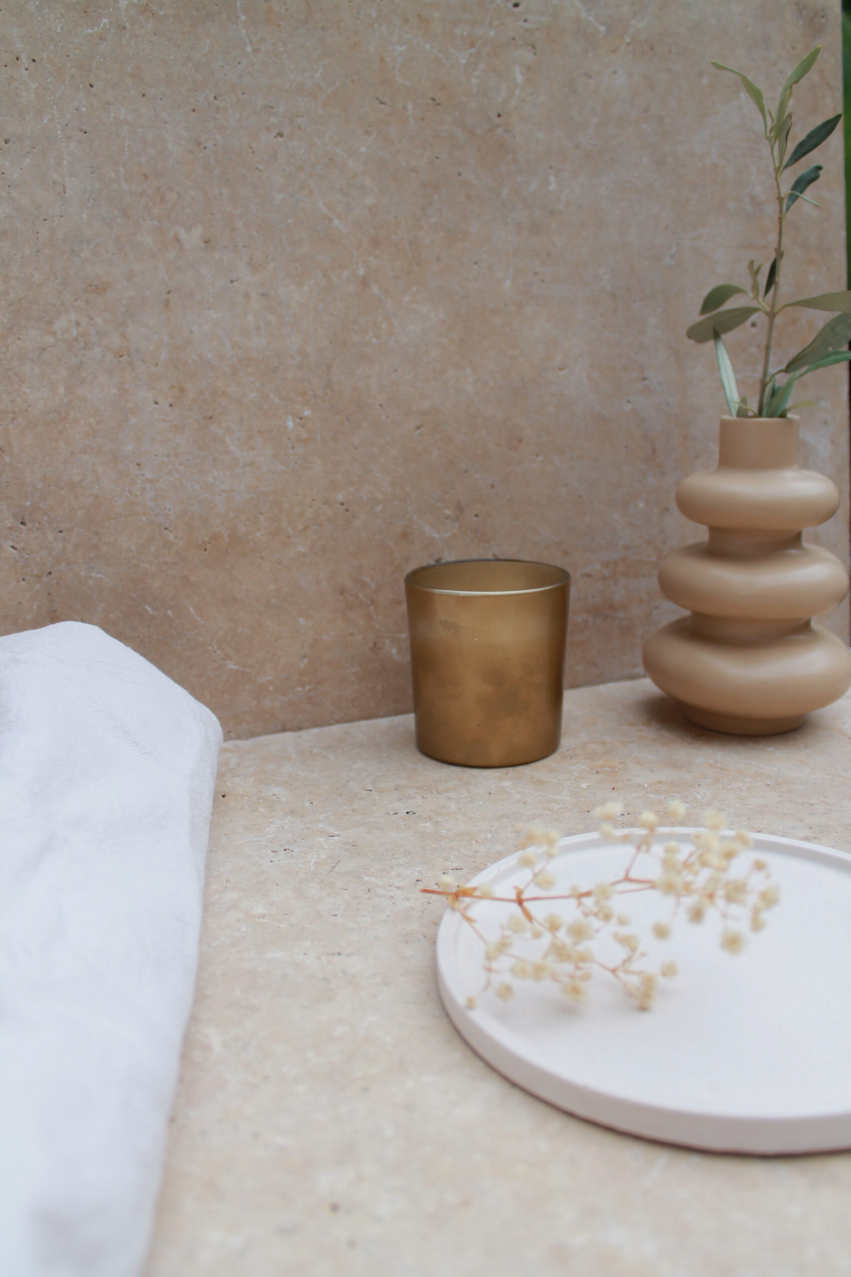 plateau rond blanc · vide-poche rond minimaliste · plateau support bougie · plateau artisanal effet pierre · plateau déco salon idée cadeau