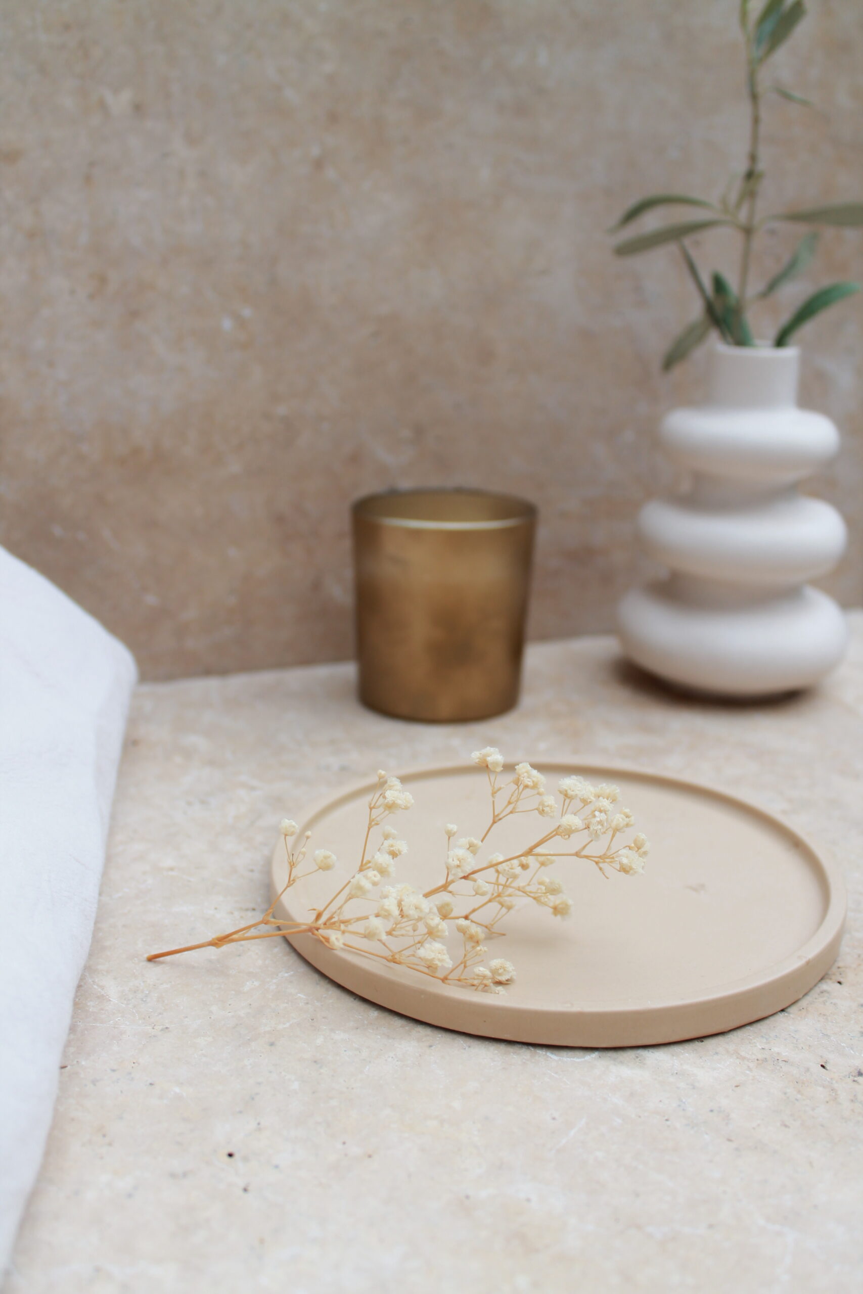 plateau rond beige · vide-poche rond minimaliste · plateau support bougie · plateau artisanal effet pierre · plateau déco salon cadeau